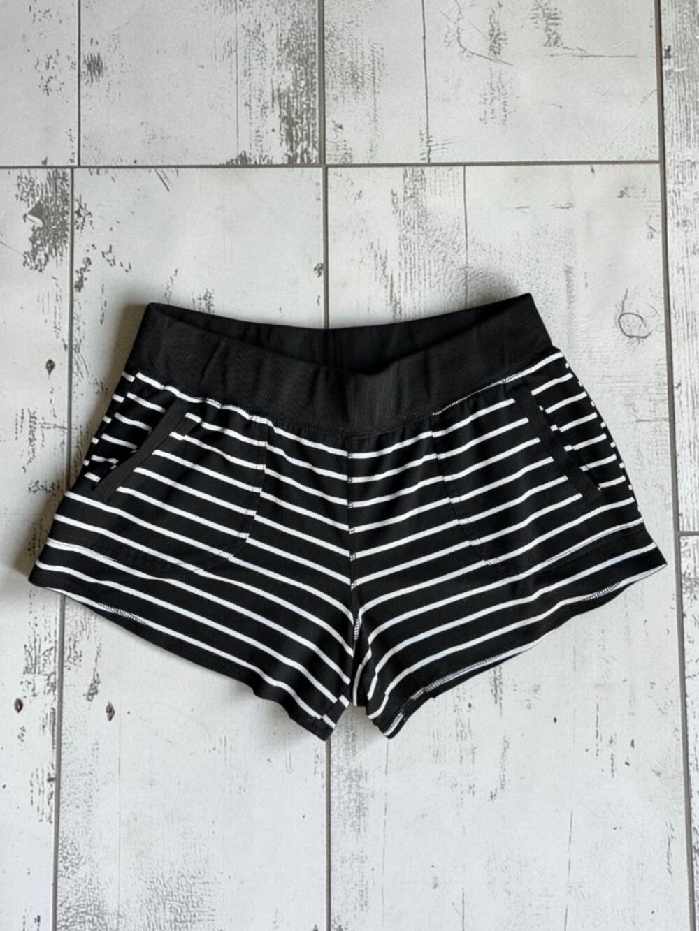 Athletic Works Women’s Black White Striped Pull-On Shorts Size L/G 12-14 Elastic
